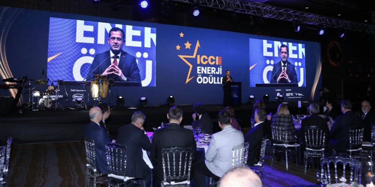 Ziya Altunyaldız, ödül törenine katıldı