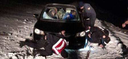 Karda mahsur kalan 4 kişi kurtarıldı