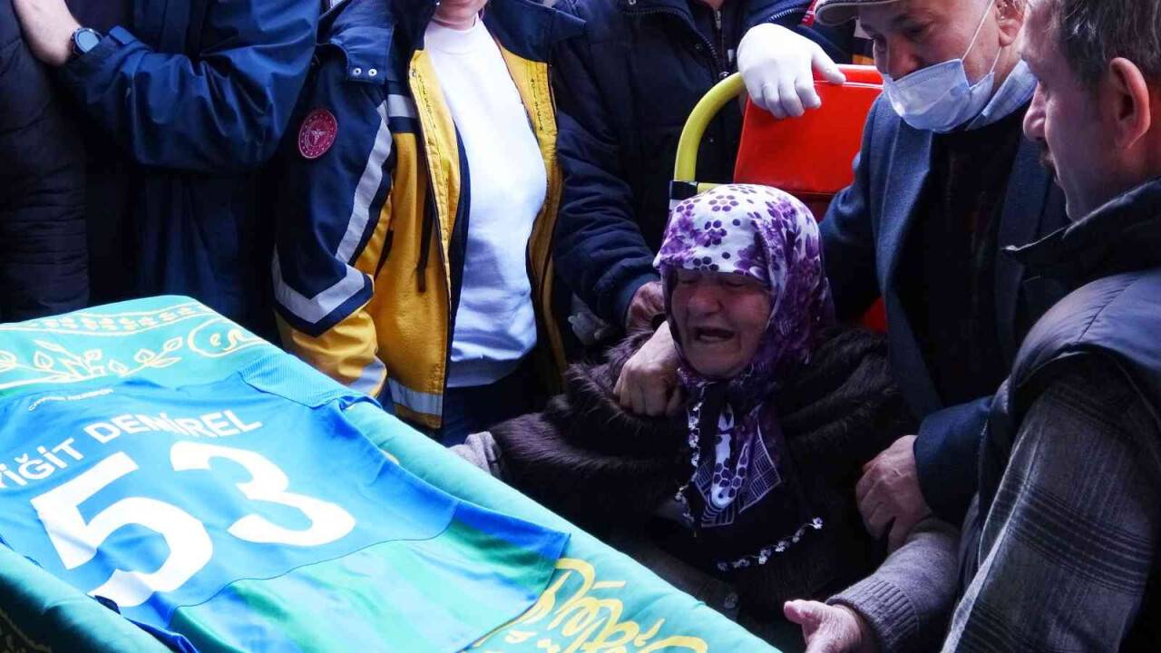 Üzerine kale direği düşen minik Yiğit gözyaşları içerisinde son yolculuğuna uğurlandı