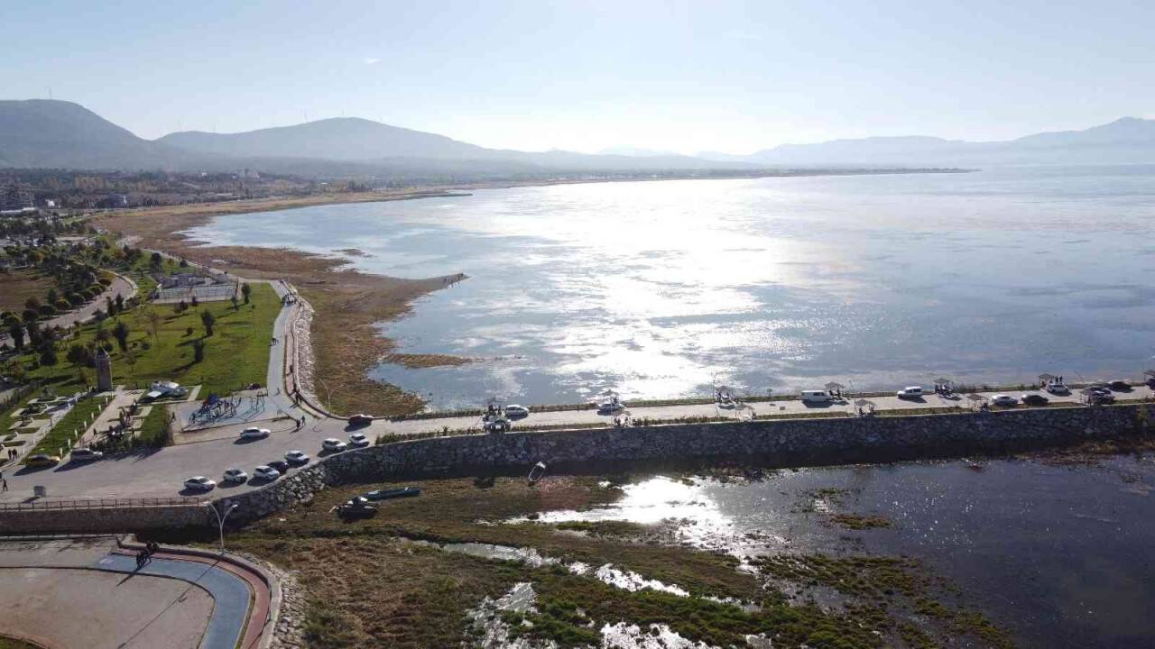 Beyşehir Gölü ismini aldığı Beyşehir’den uzaklaşıyor