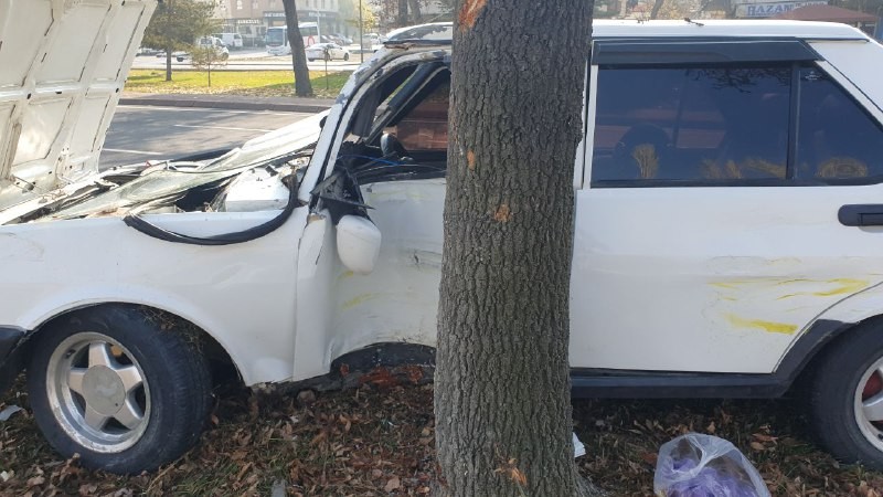 Kazada savrulan araç ağaca çarparak durabildi