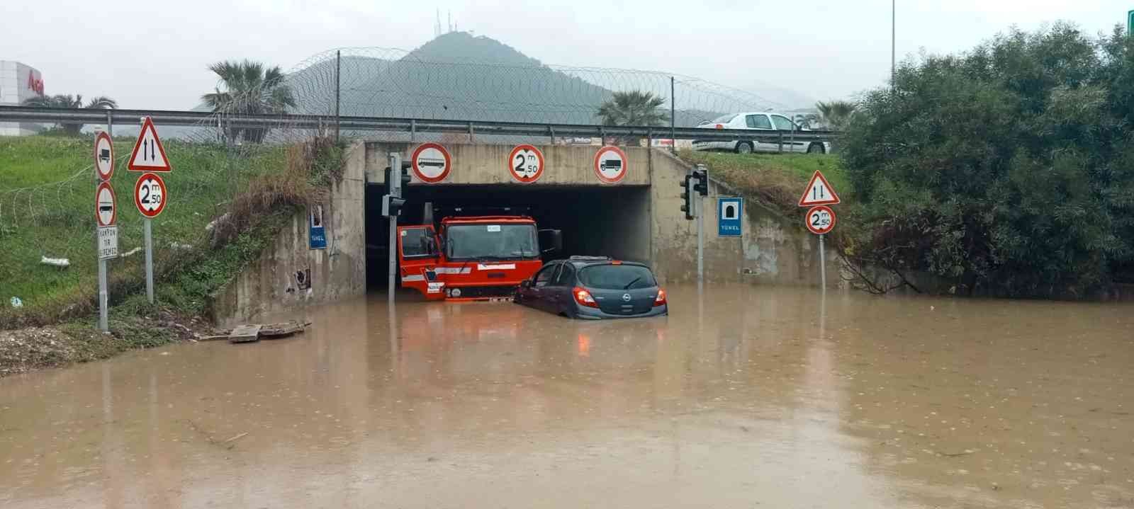 İzmir’de araçlar suya gömüldü