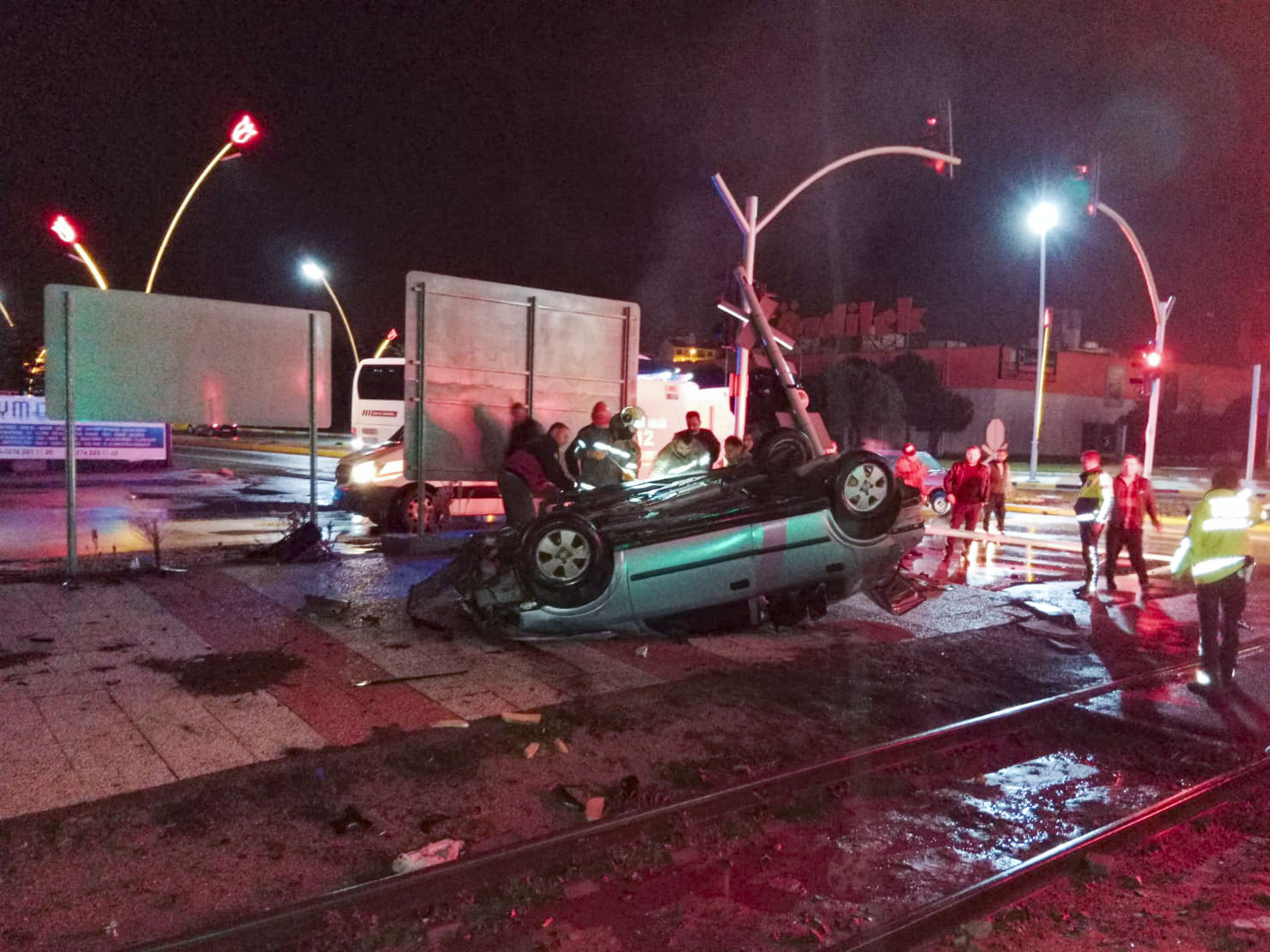 İzmir-Konya seferi yapan yolcu trenine otomobil çarptı