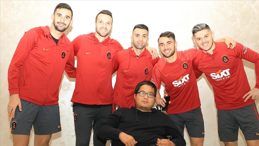 Galatasaray taraftarı engelli gencin buluşma hayali gerçekleşti
