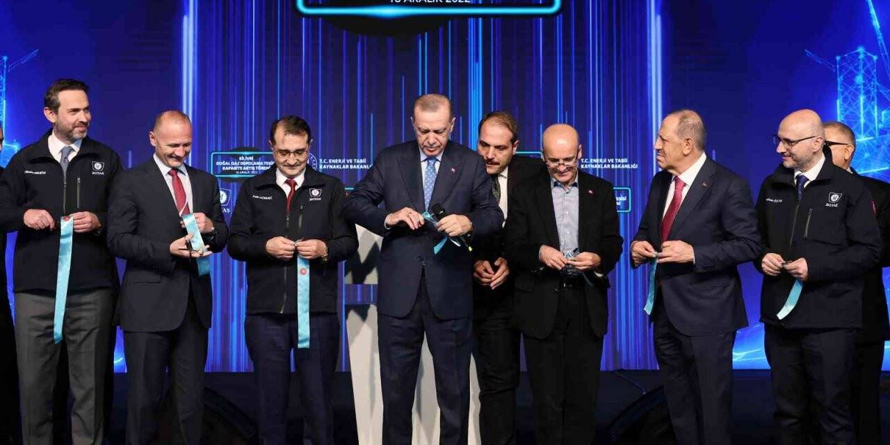 Cumhurbaşkanı Erdoğan’ın yanında dikkat çeken isim