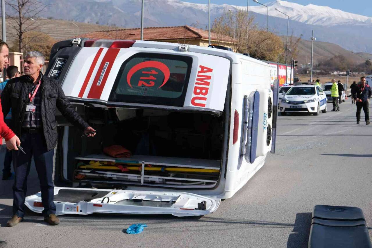 Ambulans ile Evde Sağlık Hizmetleri aracı çarpıştı:9 yaralı