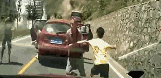 Dağdan başlarına taş yağdı / İZLE