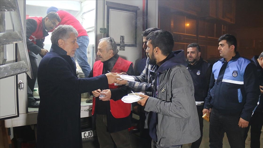 Hatay'da deprem sonrası vatandaşlara çorba dağıtıldı
