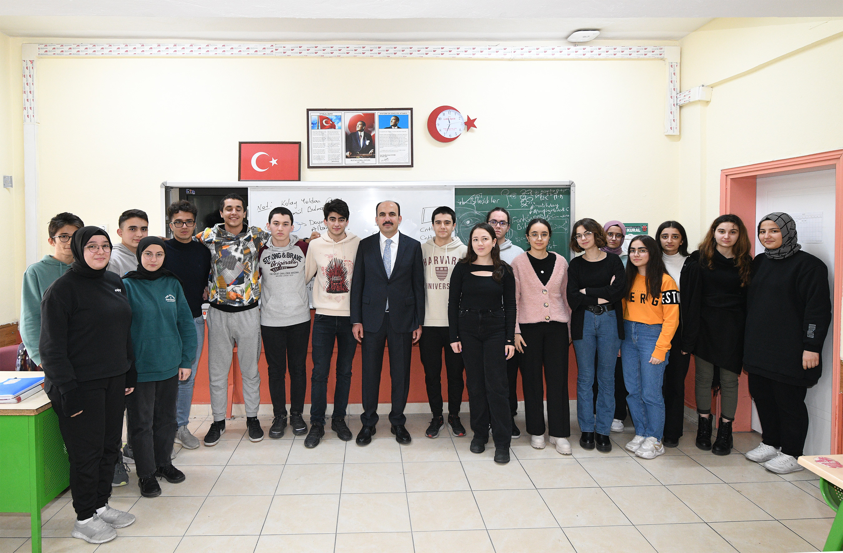 Başkan Altay, lise öğrencilerini ziyaret etti