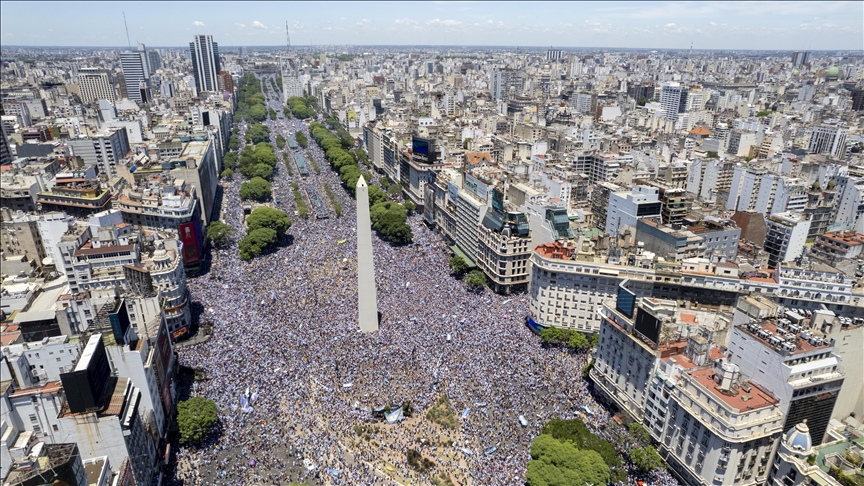 Arjantin'de milli takımlarını bekleyen binlerce kişi başkent sokaklarını doldurdu