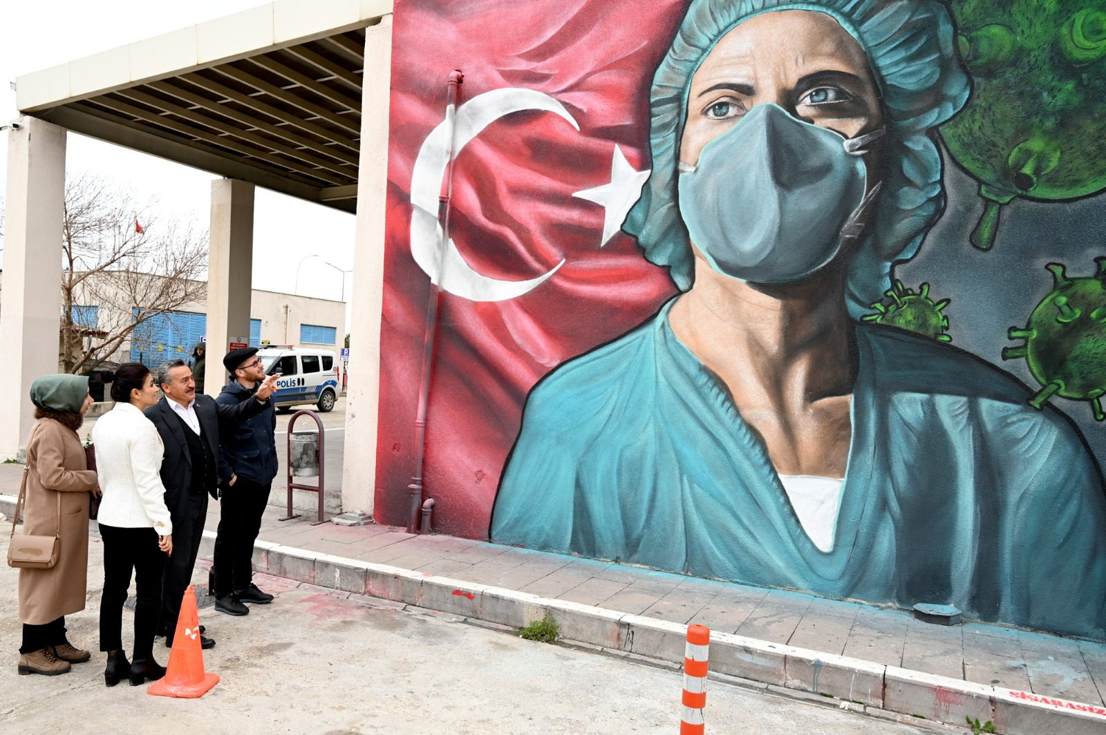 Seydişehir'de Brezilyalı Silva, hastane duvarını renklendirdi