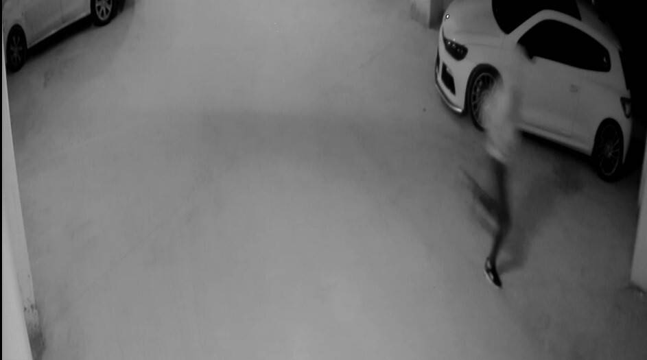 Apartman garajına girip 35 bin liralık motosikleti çaldılar