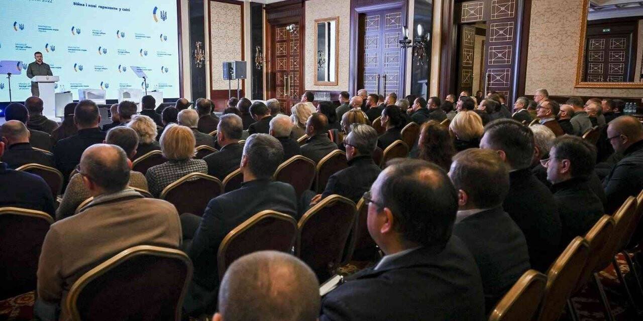 Zelenskiy: "Hepimize düşen en önemli görev bu savaşı kazanmaktır"