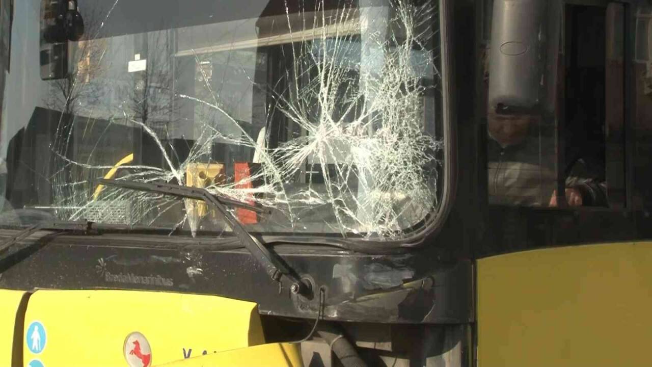 İETT otobüsü ile hafif ticari araç kazasında 1 kişi araçta sıkışarak yaralandı