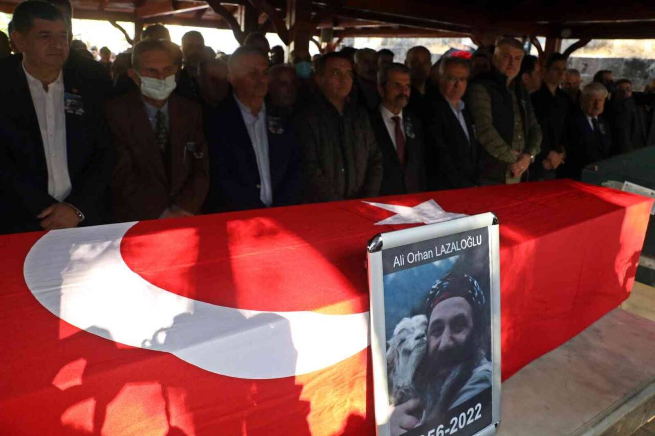 Duayen gazeteci son yolculuğuna gözyaşlarıyla uğurlandı