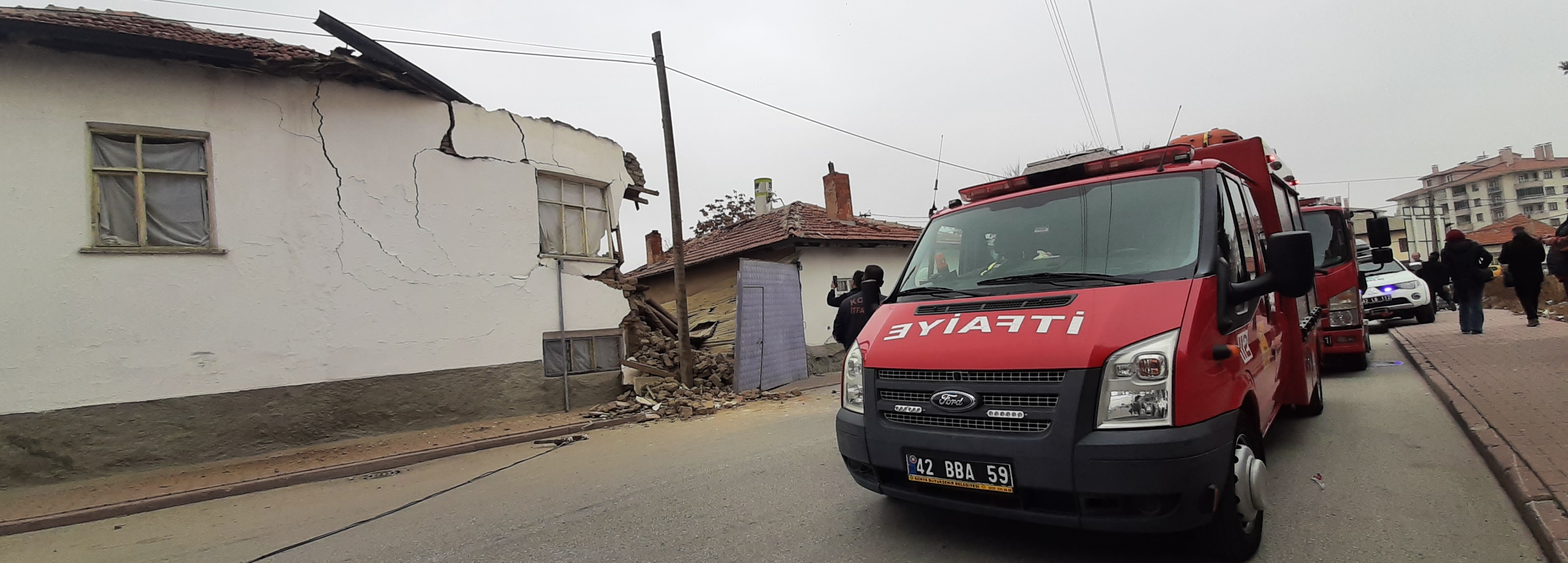 Konya'da kısmen çöken kullanılmayan ev yıkıldı