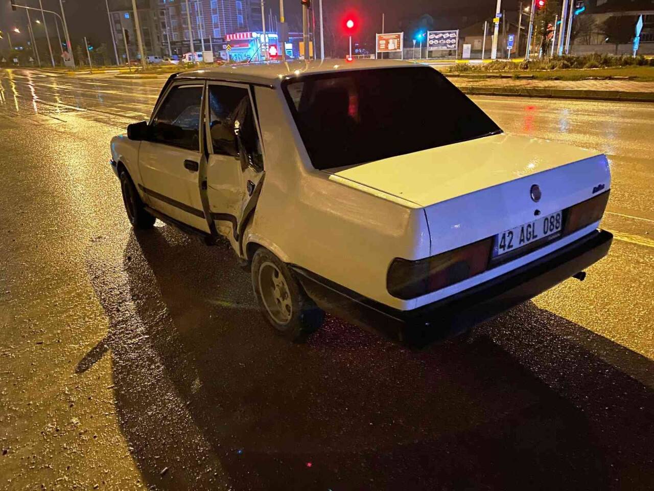 Otomobil ile  pikap çarpıştı