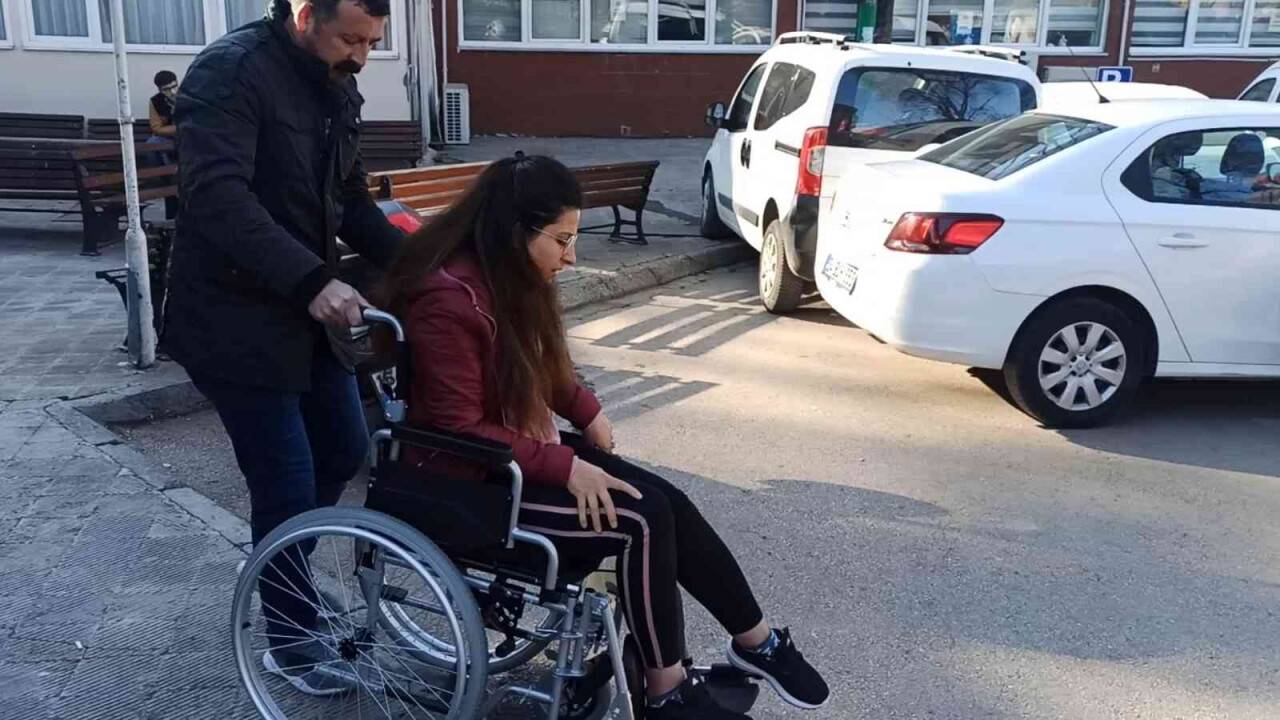 Ağrıları dinsin diye gitti, tekerlekli sandalyeyle çıktı