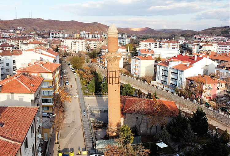 Aksaray'da Eğri Minare'deki "eğrilik araştırması" tamamlandı