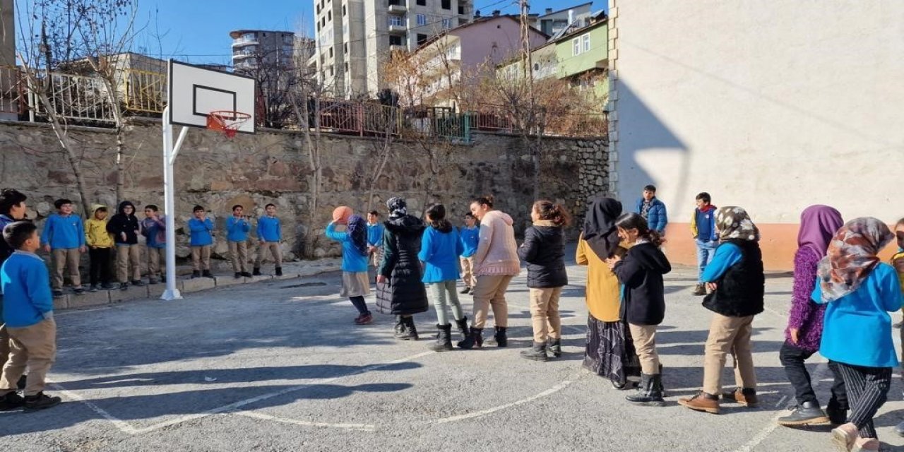 Hakkâri’deki okullara basketbol potası ve tenis masası desteği