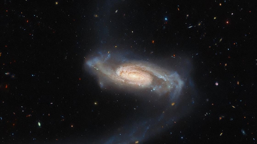 Hubble Uzay Teleskobu'ndan "tuhaf" kollu yeni bir galaksi keşfi