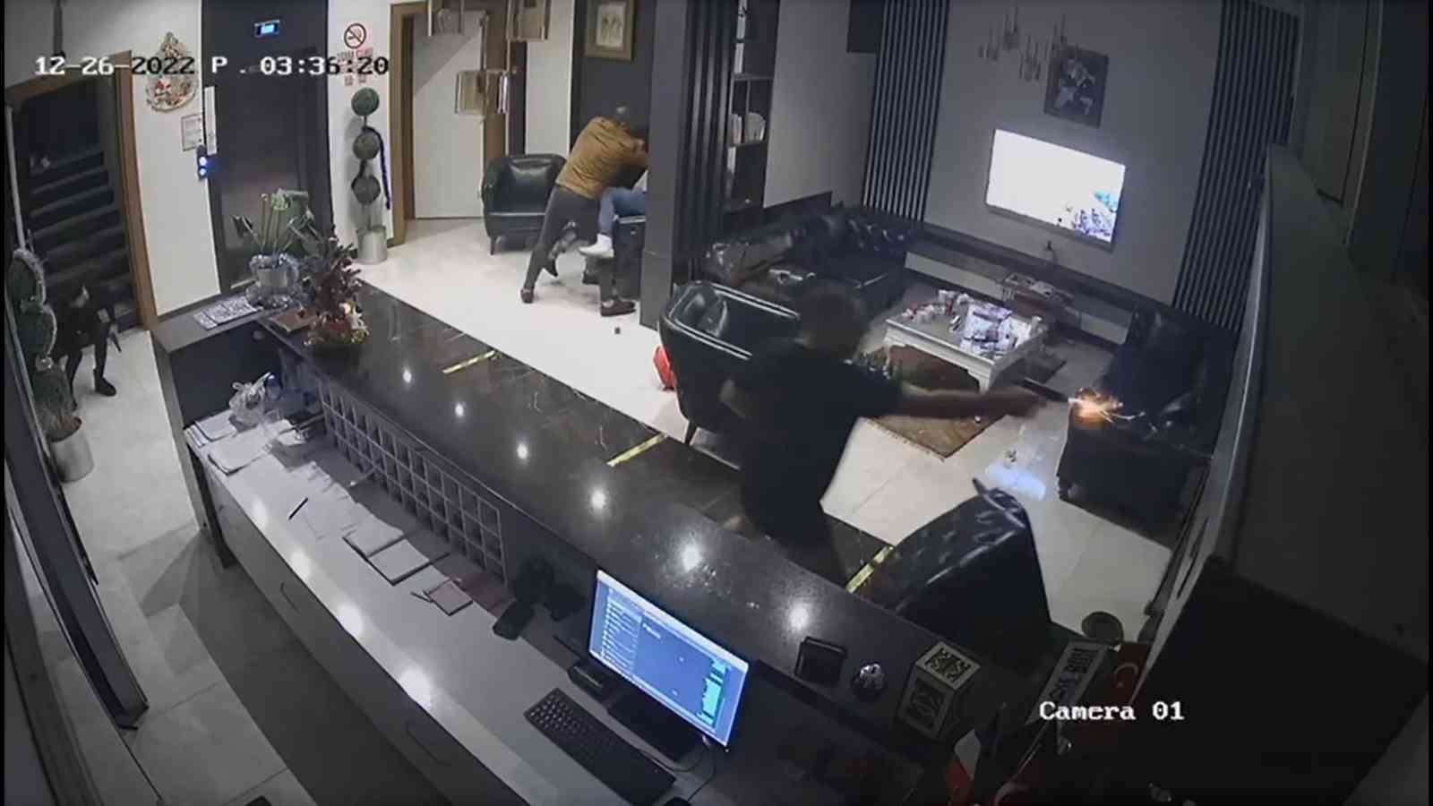 Manisa’da bir otelde film gibi çatışma güvenlik kameralarına yansıdı