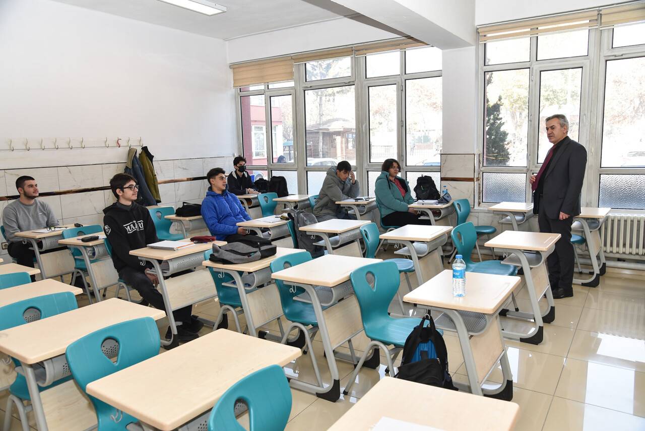 Murat Yiğit,  Meram Anadolu Lisesi'ni ziyaret etti