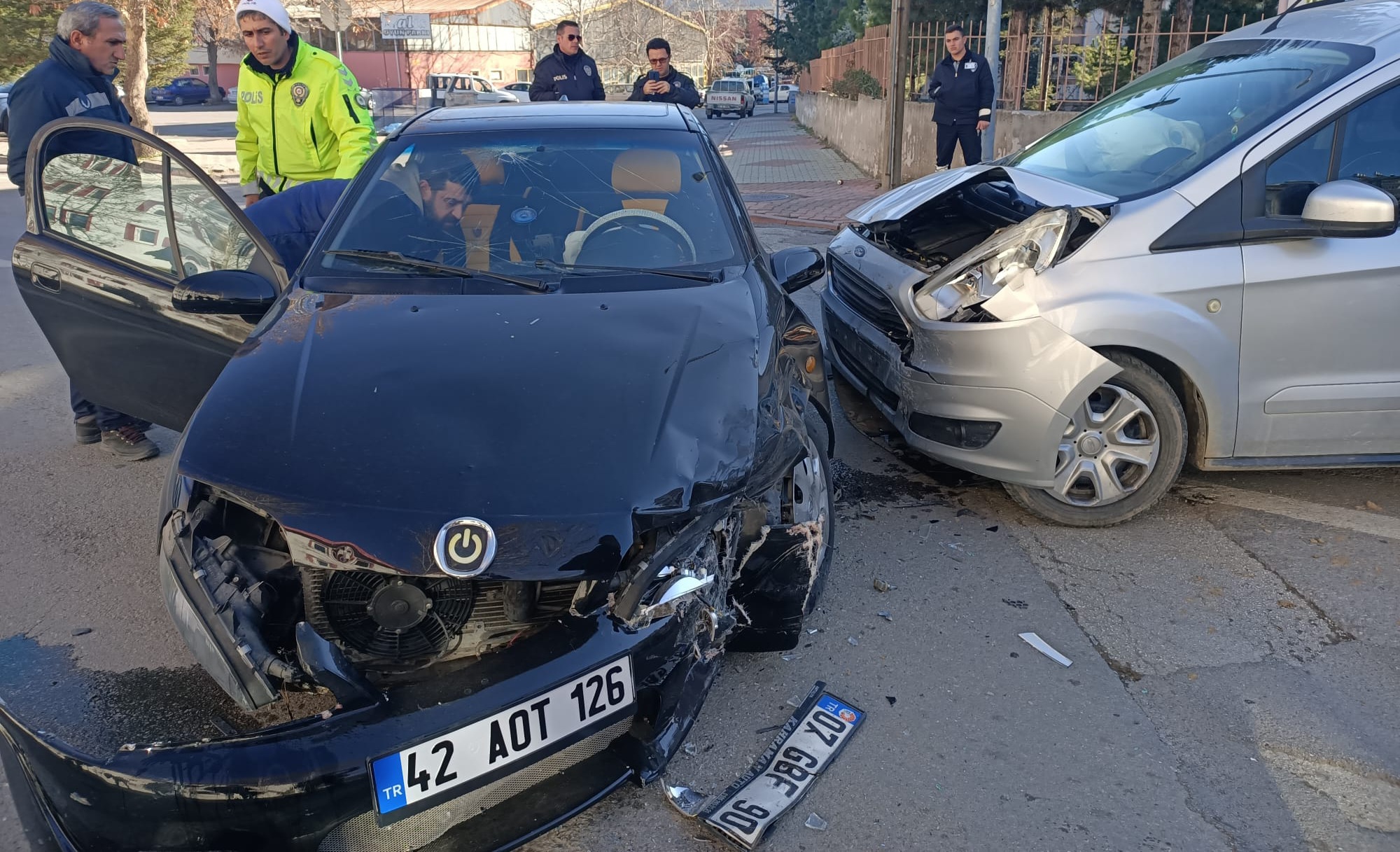 Konya'daki iki aracın karıştığı trafik kazasında 4 şahıs yaralandı