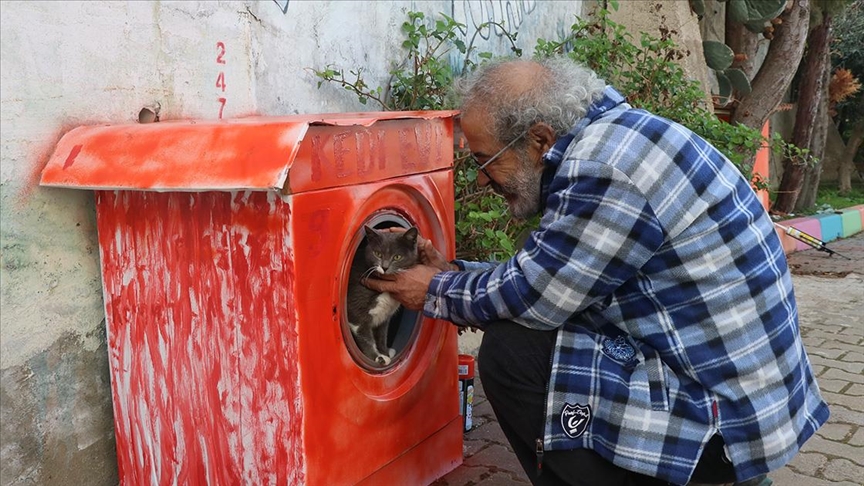 Hurda çamaşır makinesinden "kedi evi" yapıyor