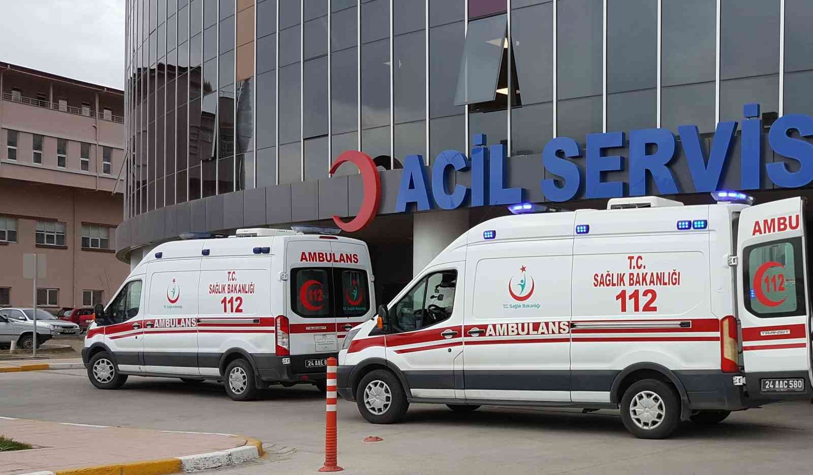 Erzincan’da minibüs ile kamyon çarpıştı: 8 yaralı