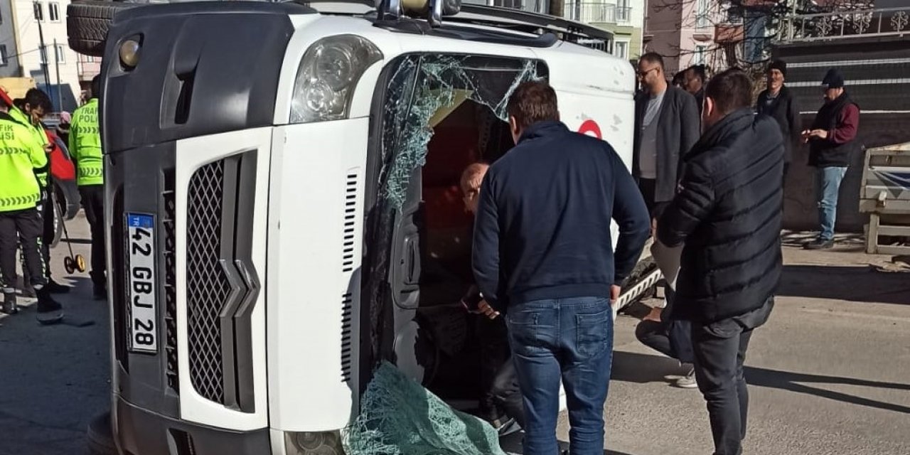 Konya'da öğrenci servisi ile otomobil çarpıştı: 6 yaralı