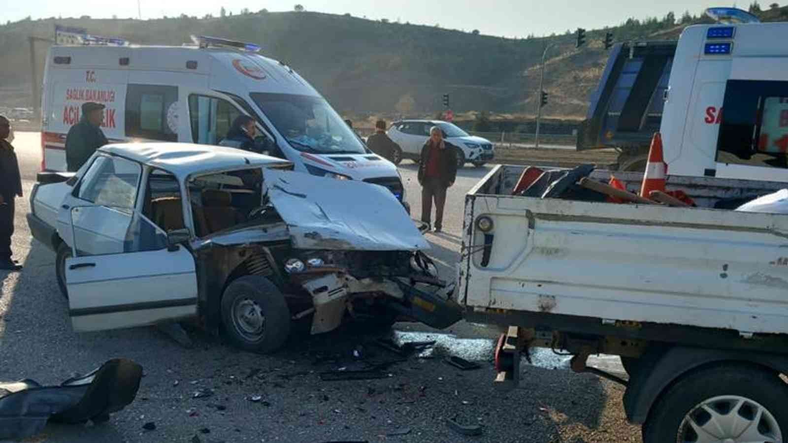 Kırıkkale'de kaza anı kameralara yakalandı: 2 yaralı