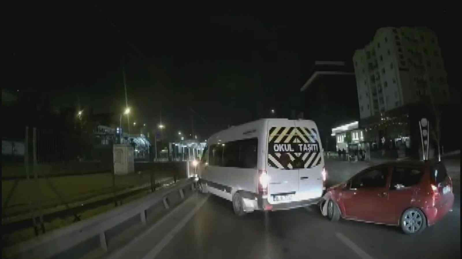 Bursa’da kontrolden çıkan araç servise çarptı, kaza anı kamerada