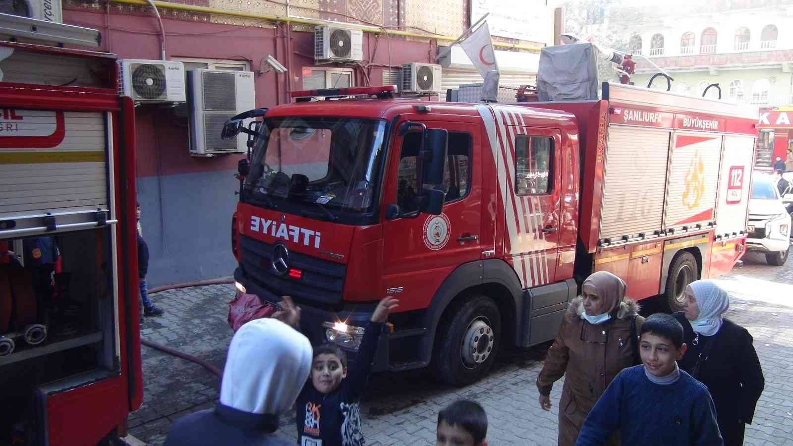 Şamlıurfa'da bir evde çıkan yangında mahsur kalan 7 kişiyi ekipler kurtardı