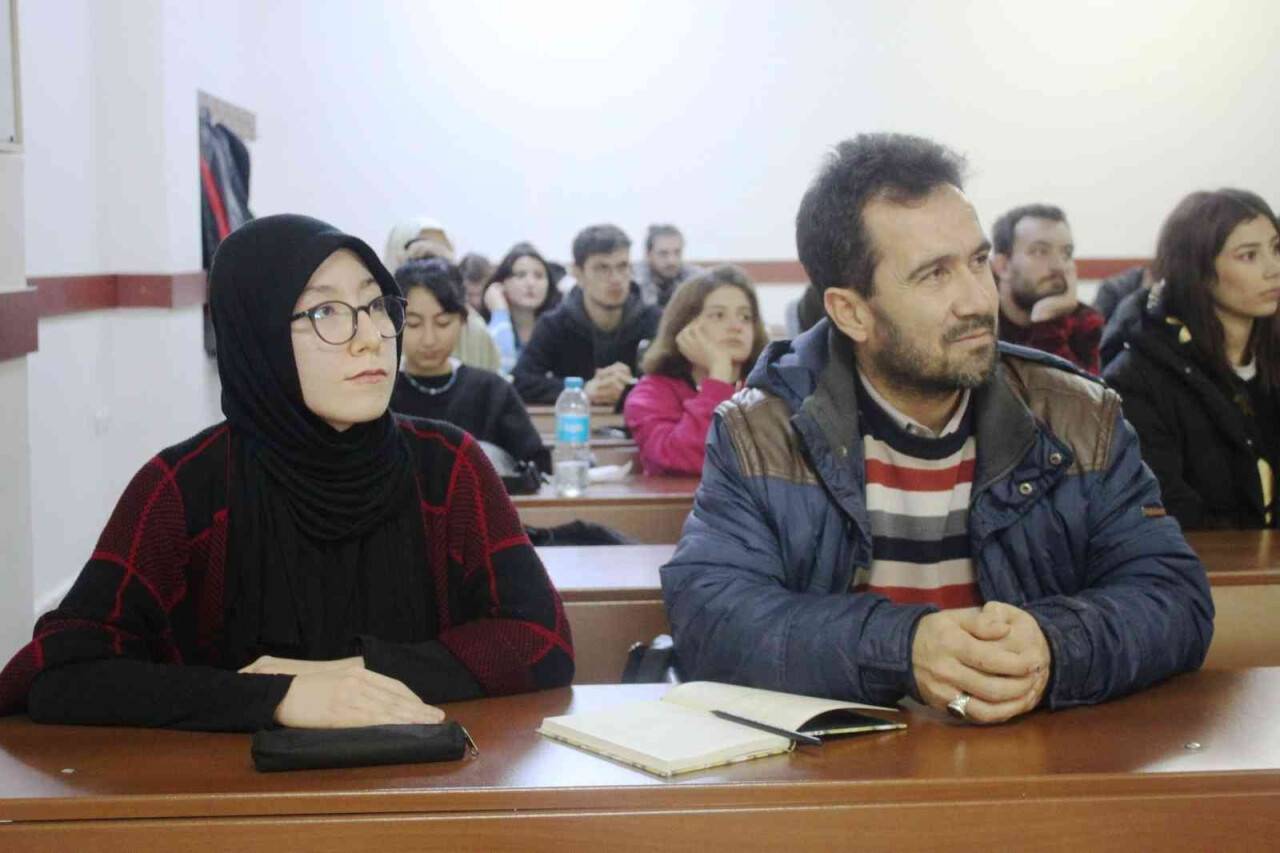 Baba-Kız üniversiteyi aynı sınıfta birlikte okuyor