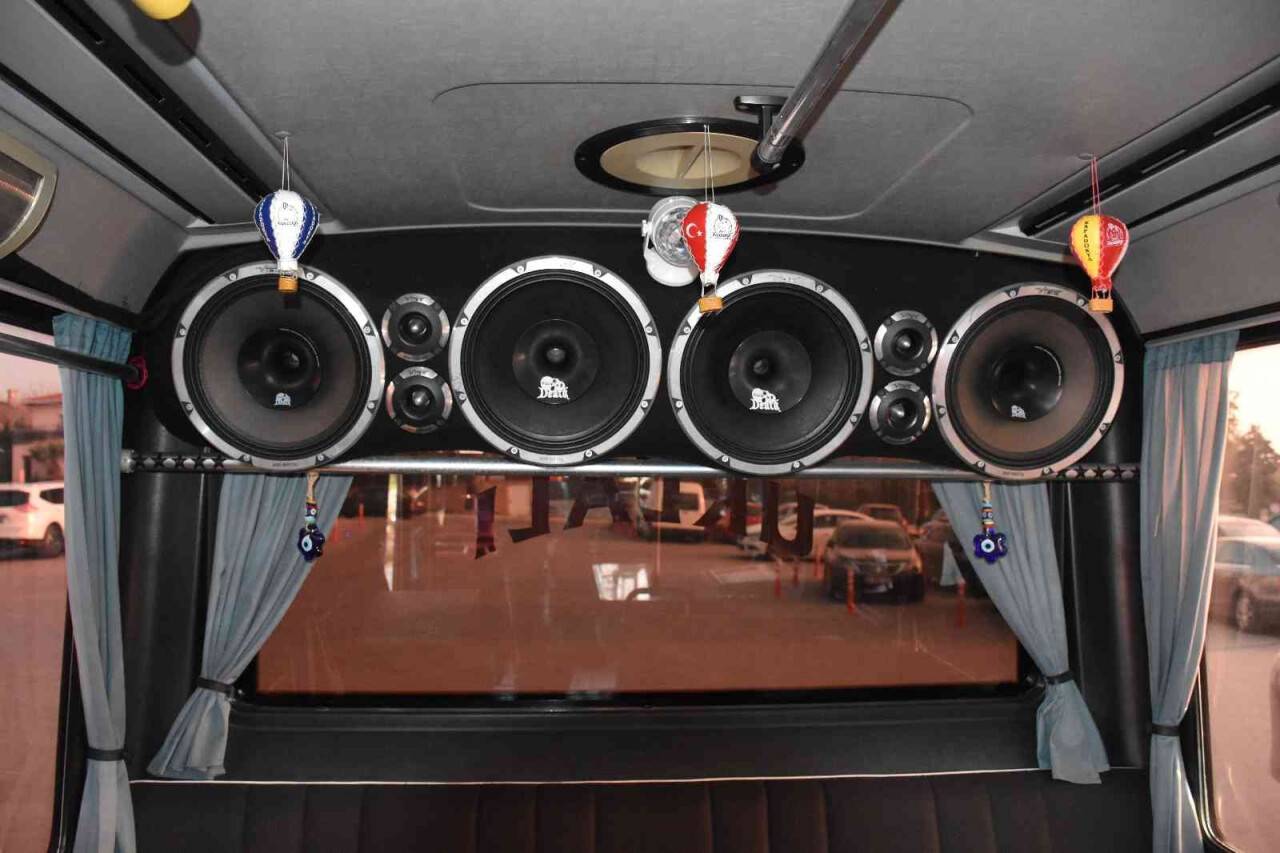 Aldığı minibüsü karavana çevirdi