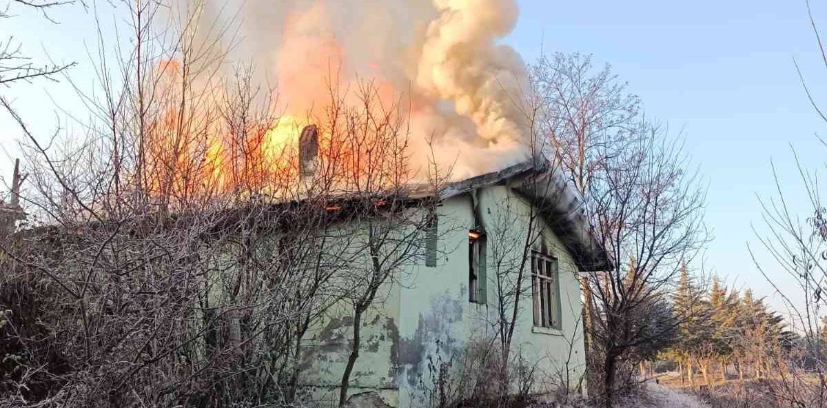Alevlere teslim olan ev kullanılamaz hale geldi