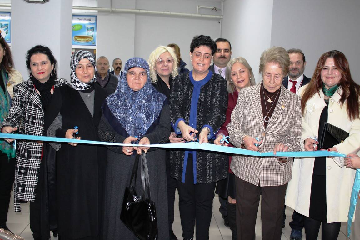 Konya'da şehit annesinin isminin verildiği dikiş atölyesi hizmete açıldı