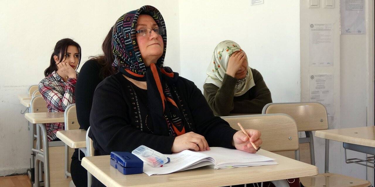 58 yaşında üniversite sınavına hazırlanıyor, azmiyle gençlere örnek oluyor