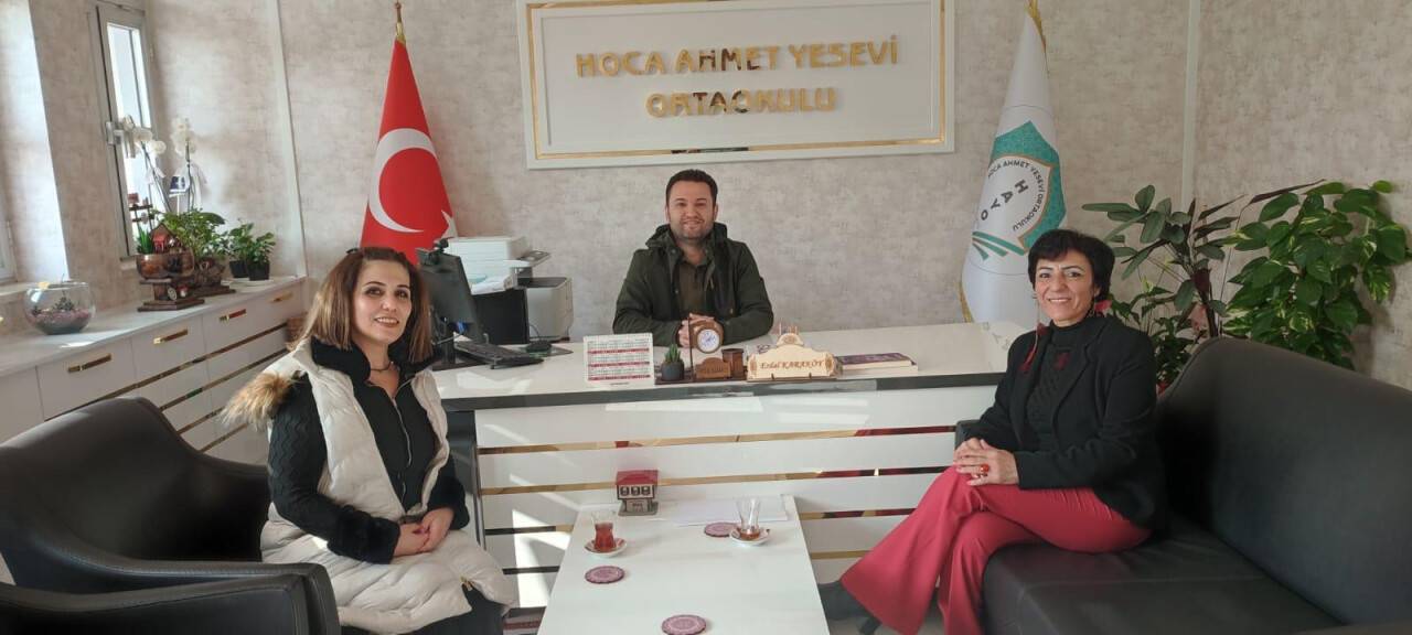 Eğitimci Yazar Kabadayı, Hoca Ahmet Yesevi Okulu'nu ziyaret etti