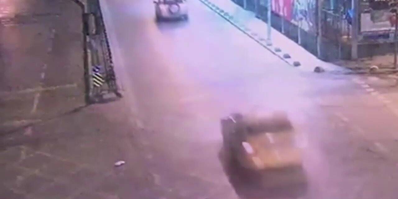 Kadıköy’de taksici dehşeti: iki kadının peşine takıldı, bilerek araçlarına çarptı