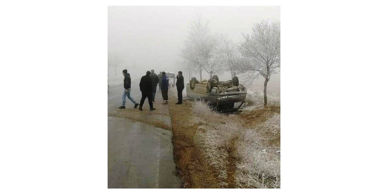 Sisli havada kontrolden çıkan kamyonet şarampole yuvarlandı: 3 yaralı