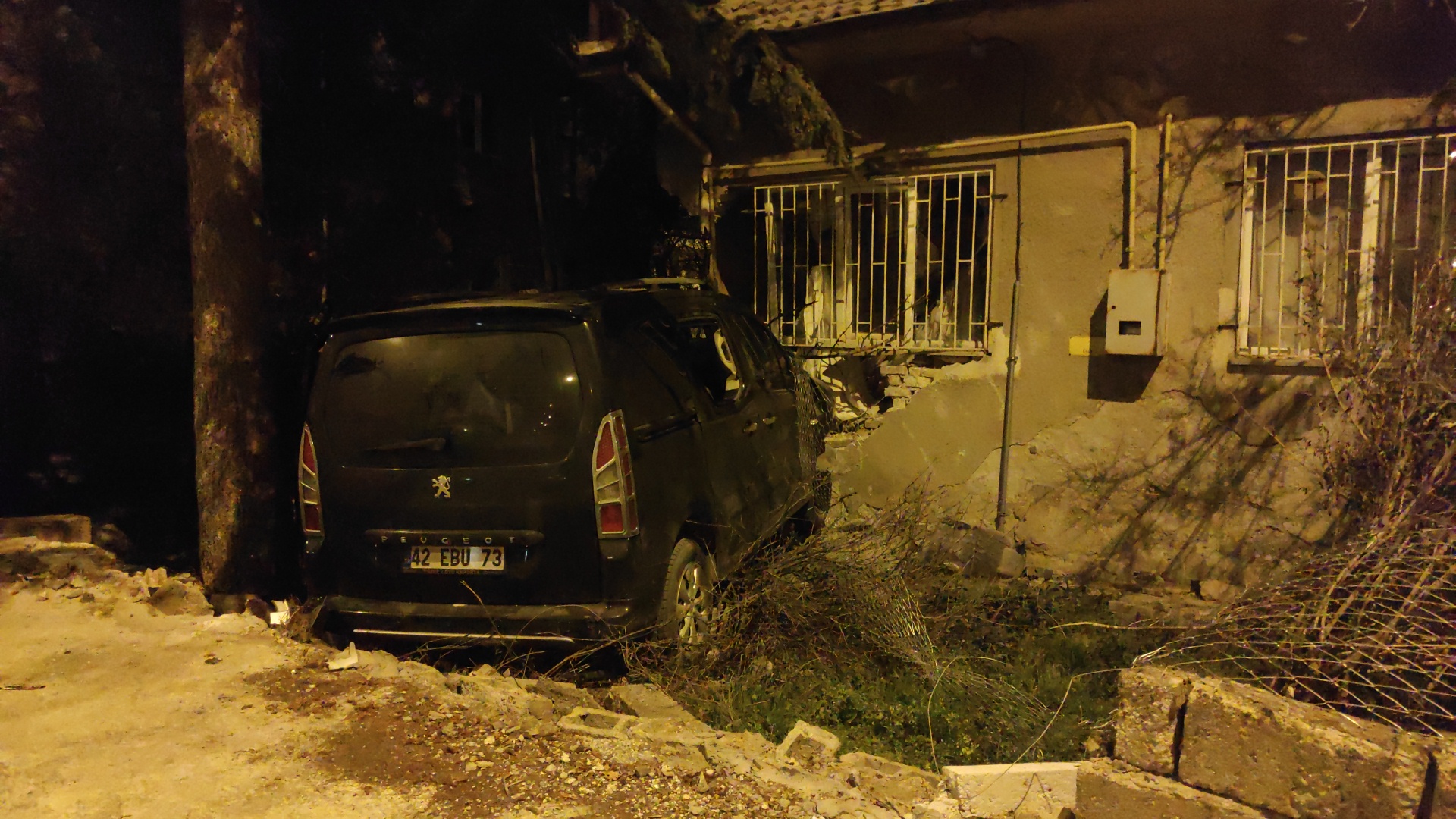 Konya'da evin duvarına çarpan araç sürücüsü yaralandı