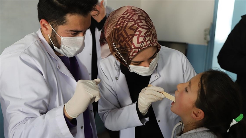Geleceğin diş hekimleri çocukların sağlığı için köy köy dolaşıyor