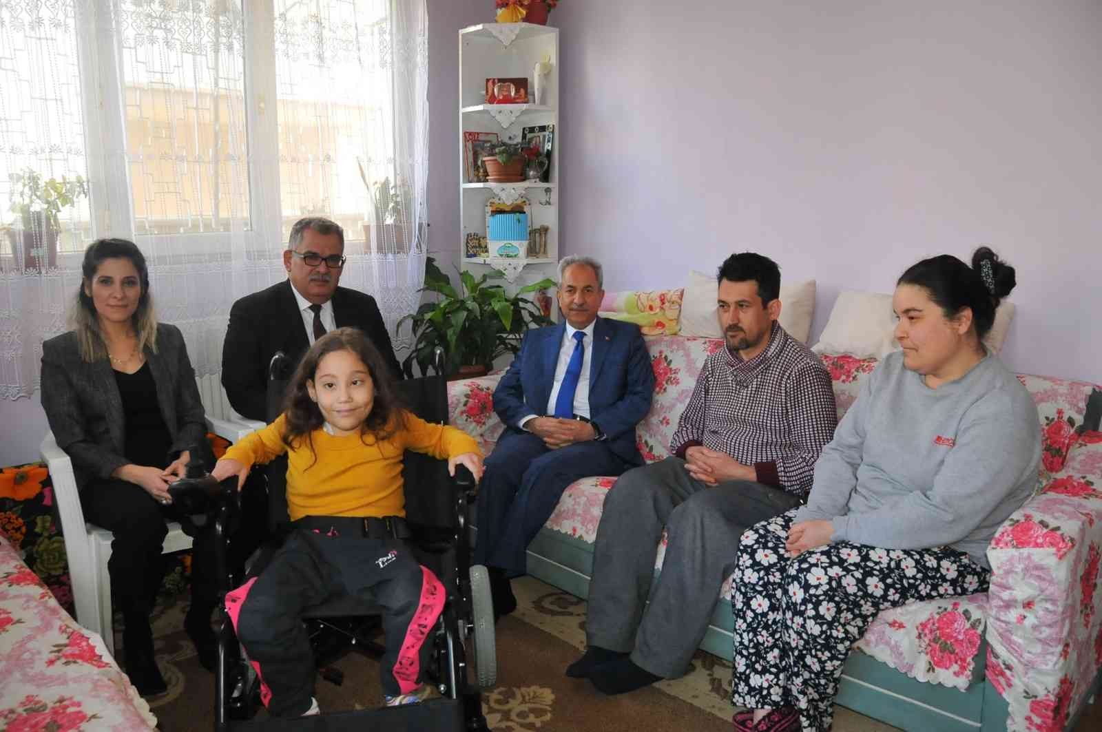Konya'da yürüme engelli Küçük Huriye’nin sandalye sevinci