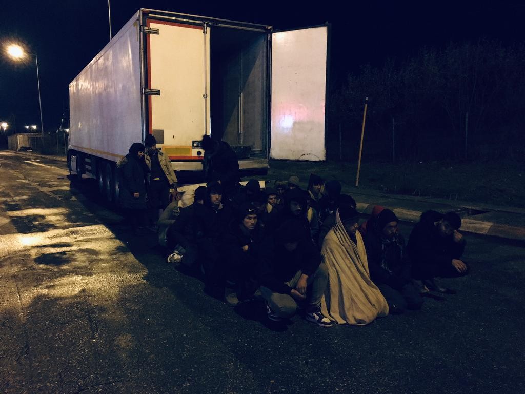 Kuşadası’nda onlarca düzensiz göçmen yakalandı