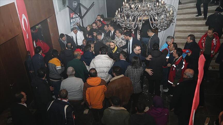 Kars'ta Sarıkamış şehitlerini anma etkinliğinde tavan çöktü