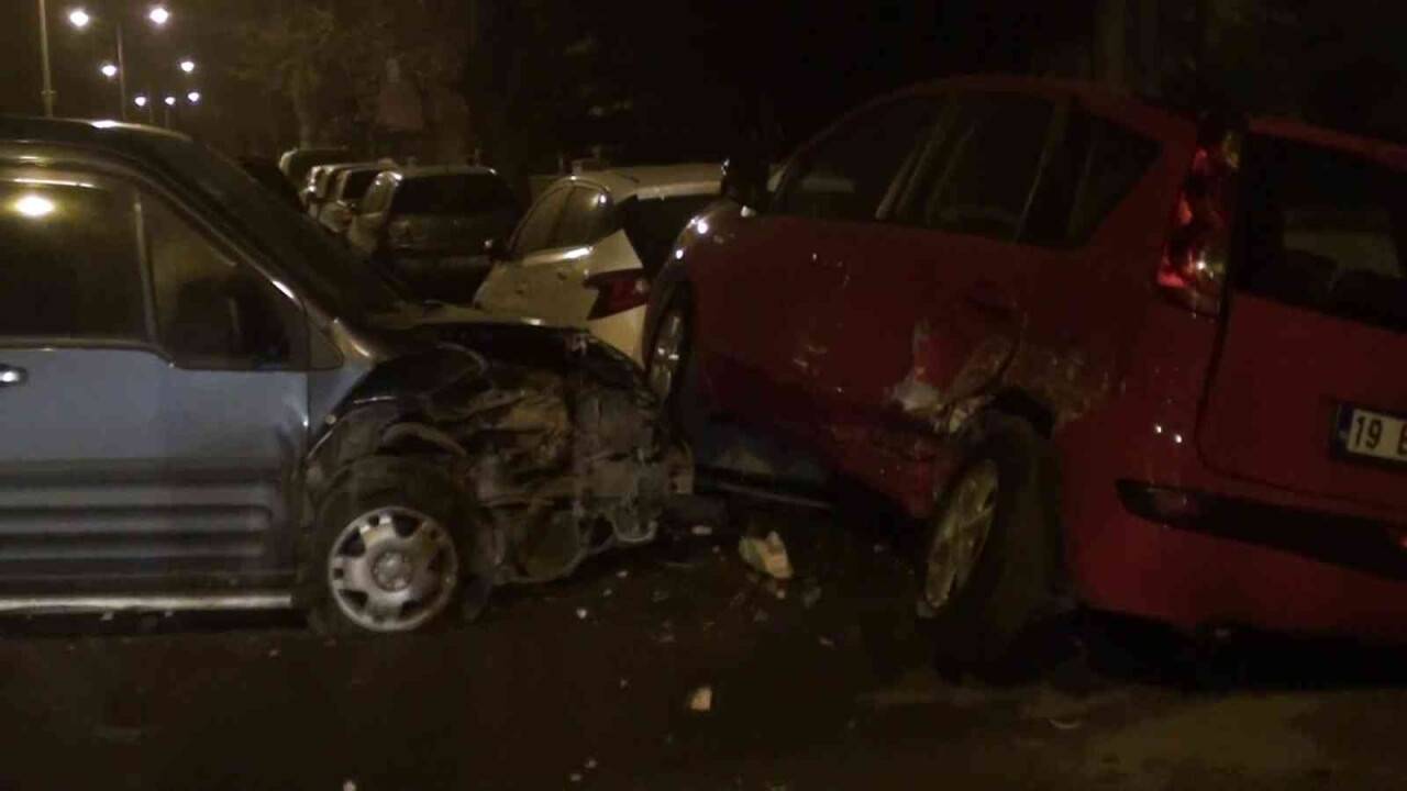 Kaza yapan otomobil araçlara çarptı