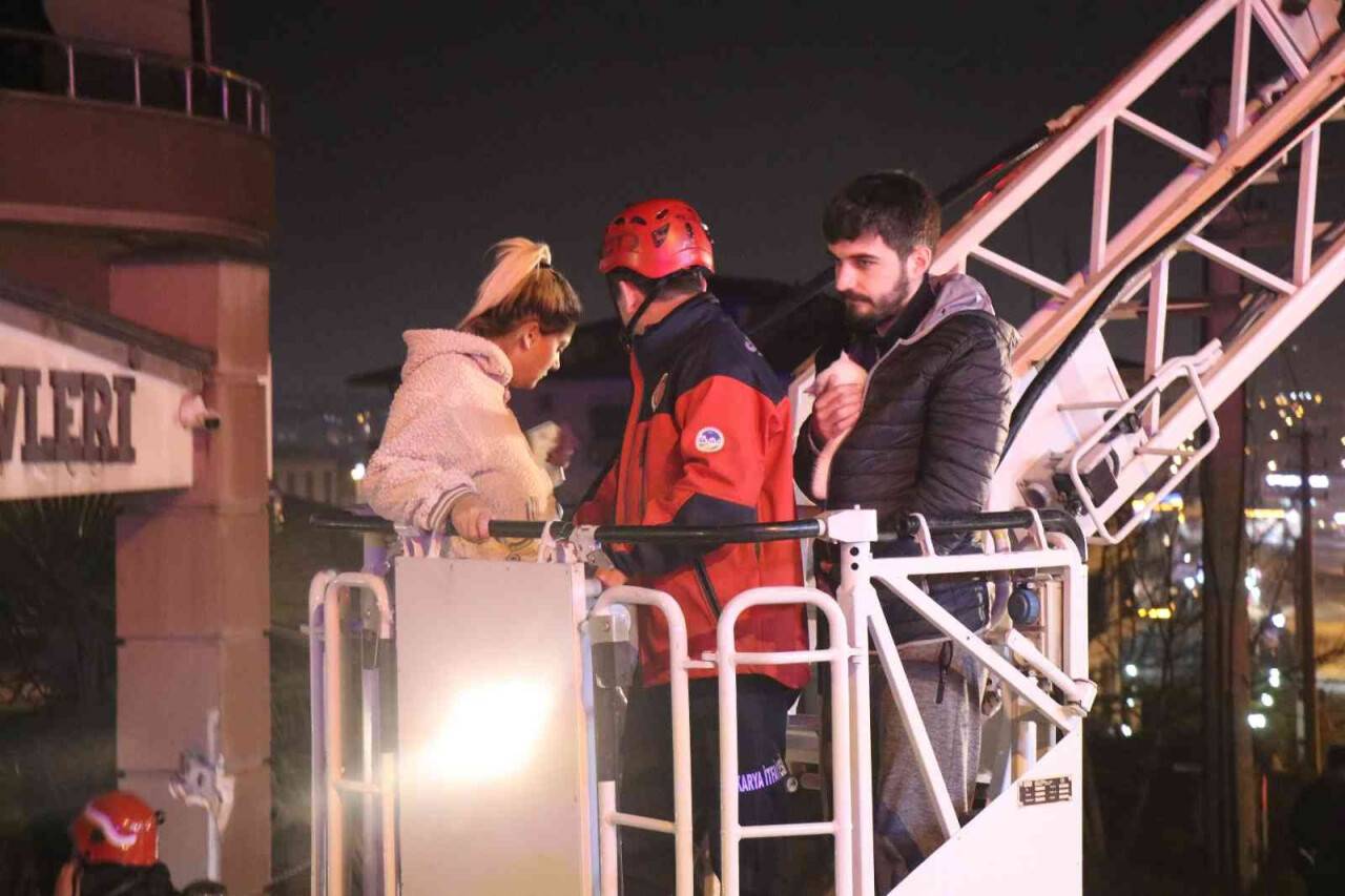 Mutfakta çıkan yangın binayı sokağa döktü