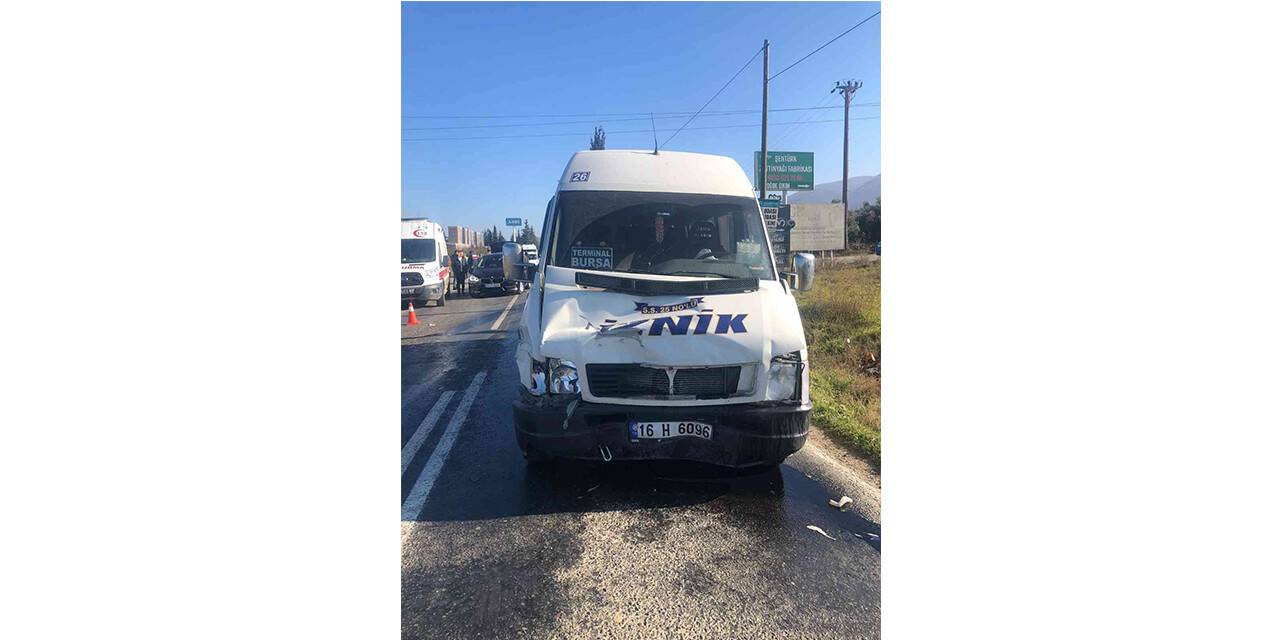 Minibüs otomobille çarpıştı: 7 yaralı